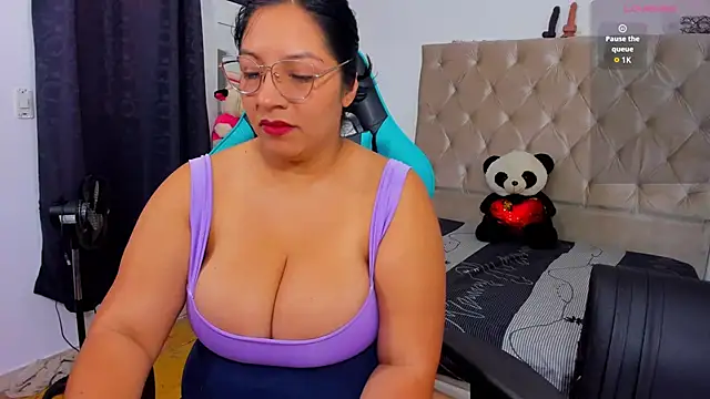 Snapshot of lulu_parker chatting on December 17, 2:23 pm lulu parker online show from December 17, 2:23 pm