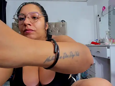 Snapshot of lulu_parker chatting on March 10, 1:32 am lulu parker online show from March 10, 1:32 am