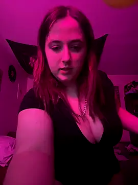 Snapshot of lunaazulxo chatting on December 23, 10:46 am lunaazulxo online show from December 23, 10:46 am
