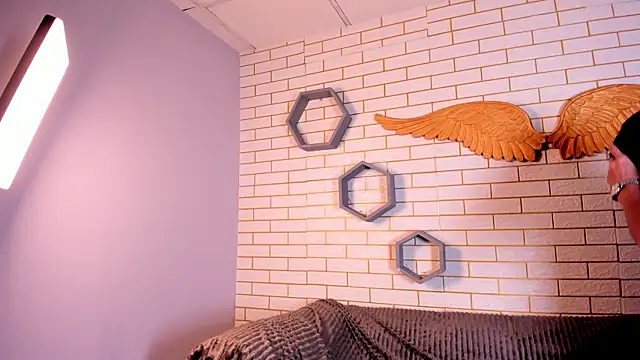 Saraa moon1   online show from April 11, 8:02 pm