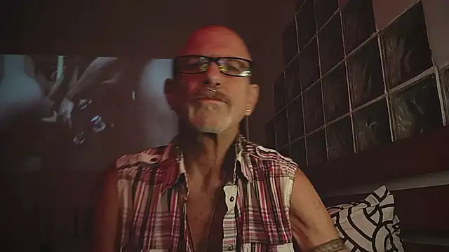 4skinlvrI online show from January 17, 11:41 pm