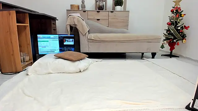 classy medea online show from December 17, 1:33 am