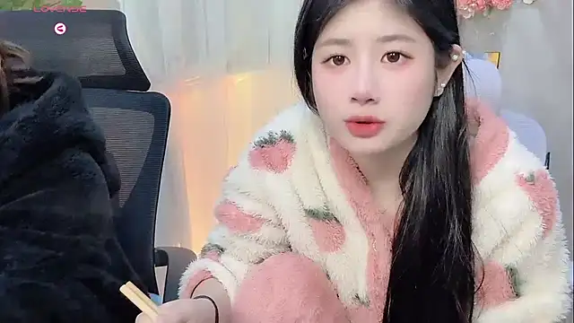 Snapshot of Yvonne-07 chatting on December 22, 10:23 am Yvonne-07 online show from December 22, 10:23 am