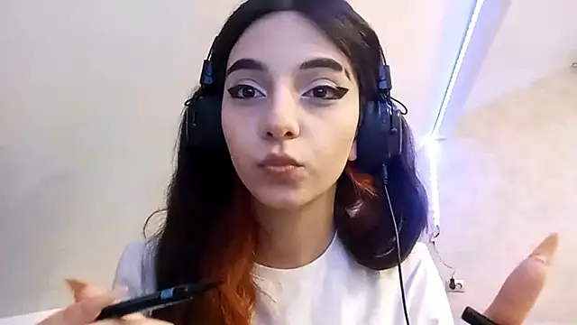 Snapshot of KizzieSchronce chatting on December 14, 4:07 am KizzieSchronce online show from December 14, 4:07 am