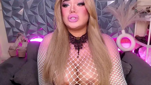 Snapshot of AlwaysHornyMia chatting on January 18, 1:48 pm AlwaysHornyMia online show from January 18, 1:48 pm