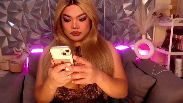 Snapshot of AlwaysHornyMia chatting on February 4, 4:02 pm AlwaysHornyMia online show from February 4, 4:02 pm