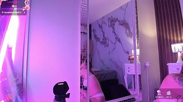 Annyhathatway online show from April 13, 9:20 pm