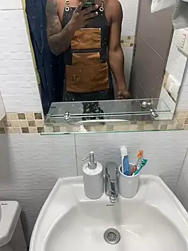 Snapshot of Comeonmyhouse22cm chatting on February 13, 7:43 pm Comeonmyhouse22cm online show from February 13, 7:43 pm