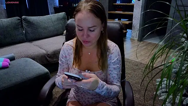 Snapshot of s_trawberry_ chatting on December 14, 3:45 am s trawberry online show from December 14, 3:45 am