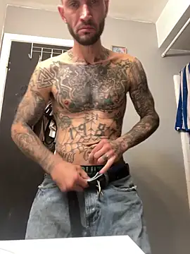 Snapshot of kingNQueen1211 chatting on June 6, 11:59 am kingNQueen1211 online show from June 6, 11:59 am
