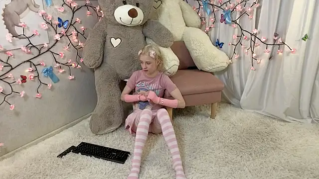 ViollaBloom online show from December 22, 2:41 am