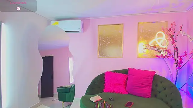 Snapshot of bella_moonlight_cr chatting on January 7, 3:31 am bella moonlight cr online show from January 7, 3:31 am