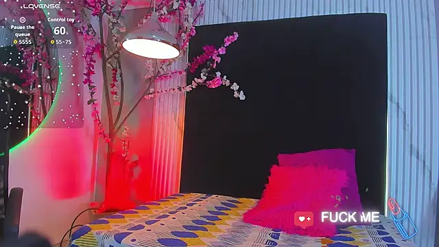 Snapshot of bella_moonlight_cr chatting on January 19, 4:05 am bella moonlight cr online show from January 19, 4:05 am