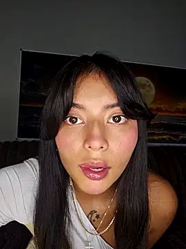 Snapshot of SweetiePixie chatting on December 19, 1:01 am SweetiePixie online show from December 19, 1:01 am