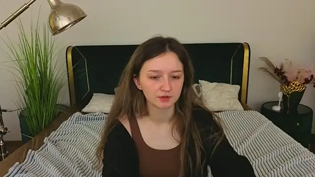 CyrenaLuxe online show from March 29, 8:47 am