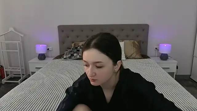 CyrenaLuxe online show from April 4, 5:49 am