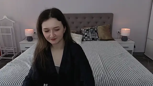 CyrenaLuxe online show from April 5, 7:49 am