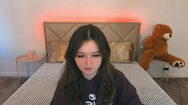 CyrenaLuxe online show from April 10, 5:45 am