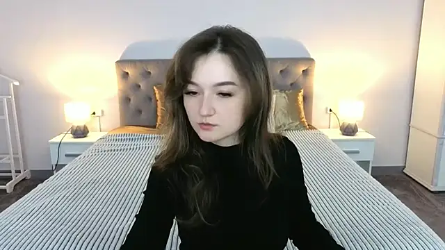 CyrenaLuxe online show from April 15, 5:25 am