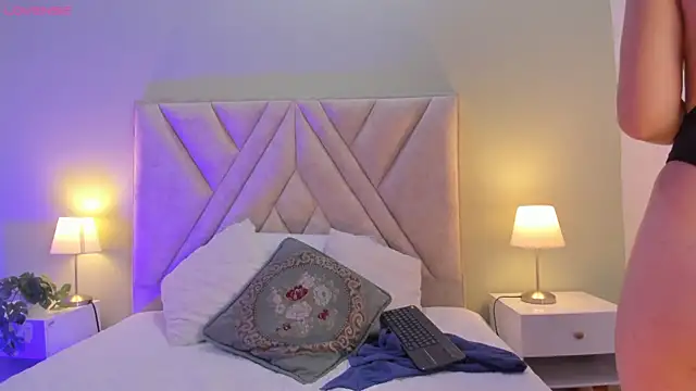 Amelia Saenz  online show from April 16, 7:14 pm