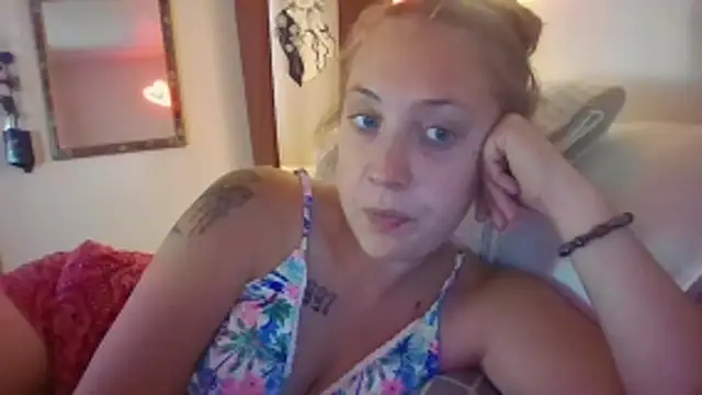 Snapshot of dixielover1229 chatting on June 15, 10:45 pm dixielover1229 online show from June 15, 10:45 pm
