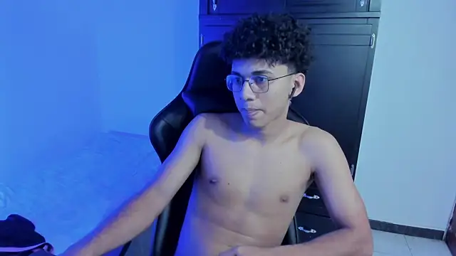 Snapshot of LukeMarshall chatting on December 14, 7:25 am LukeMarshall online show from December 14, 7:25 am