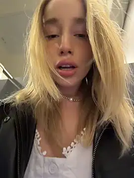 Snapshot of sssativa_more chatting on May 27, 3:03 am sssativa more online show from May 27, 3:03 am