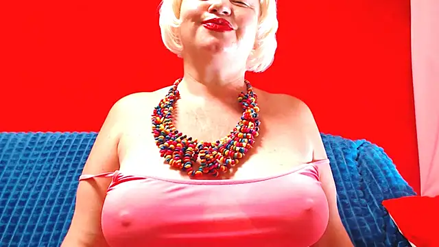 Snapshot of NaughtyMILF4UX chatting on July 5, 4:19 am NaughtyMILF4UX online show from July 5, 4:19 am