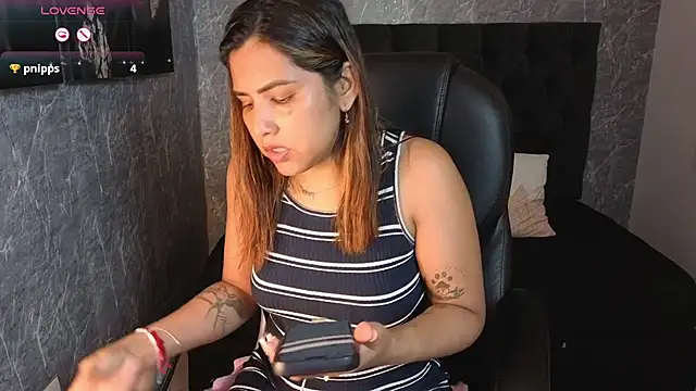 Snapshot of scarletbaker__ chatting on December 18, 3:40 pm scarletbaker online show from December 18, 3:40 pm