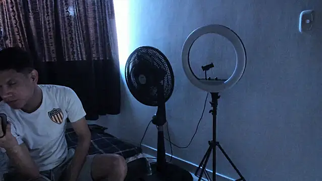 Snapshot of Apol0_69 chatting on December 15, 8:02 pm Apol0 69 online show from December 15, 8:02 pm