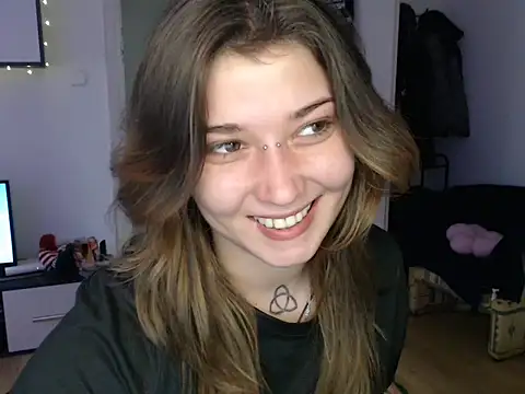 Snapshot of AlienforTwenty chatting on December 17, 9:04 am AlienforTwenty online show from December 17, 9:04 am