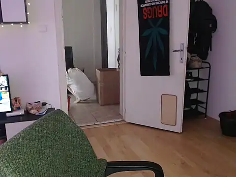 Snapshot of AlienforTwenty chatting on December 21, 9:27 am AlienforTwenty online show from December 21, 9:27 am