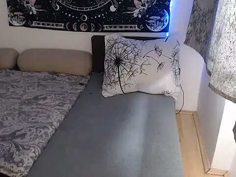 Snapshot of AlienforTwenty chatting on January 12, 9:25 am AlienforTwenty online show from January 12, 9:25 am