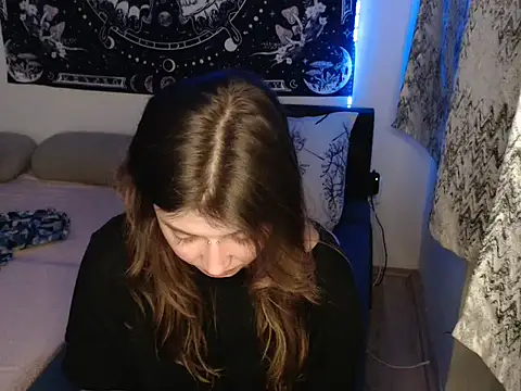 Snapshot of AlienforTwenty chatting on January 13, 11:32 pm AlienforTwenty online show from January 13, 11:32 pm