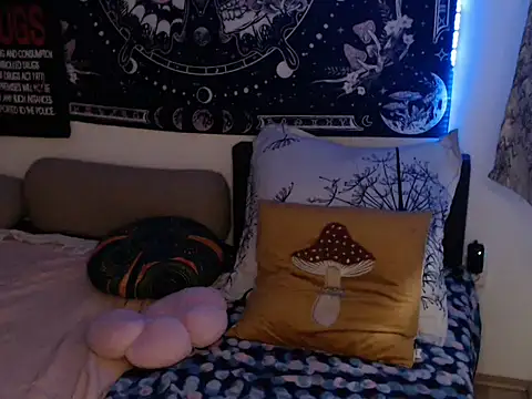 Snapshot of AlienforTwenty chatting on February 10, 2:43 pm AlienforTwenty online show from February 10, 2:43 pm