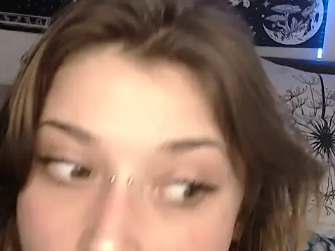 Snapshot of AlienforTwenty chatting on February 11, 1:49 pm AlienforTwenty online show from February 11, 1:49 pm