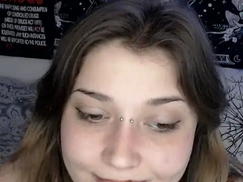 Snapshot of AlienforTwenty chatting on February 12, 11:05 am AlienforTwenty online show from February 12, 11:05 am