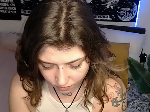 Snapshot of AlienforTwenty chatting on February 17, 11:50 am AlienforTwenty online show from February 17, 11:50 am