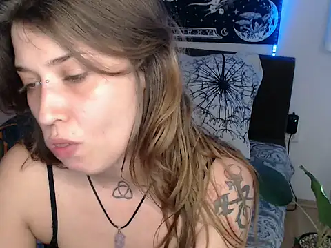 Snapshot of AlienforTwenty chatting on February 18, 12:12 pm AlienforTwenty online show from February 18, 12:12 pm