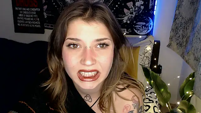 Snapshot of AlienforTwenty chatting on February 20, 1:44 pm AlienforTwenty online show from February 20, 1:44 pm