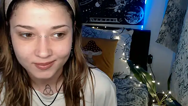 Snapshot of AlienforTwenty chatting on February 21, 7:20 am AlienforTwenty online show from February 21, 7:20 am