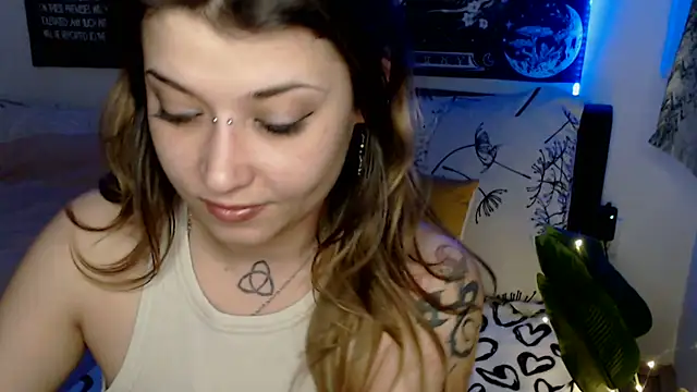 Snapshot of AlienforTwenty chatting on February 24, 2:53 am AlienforTwenty online show from February 24, 2:53 am