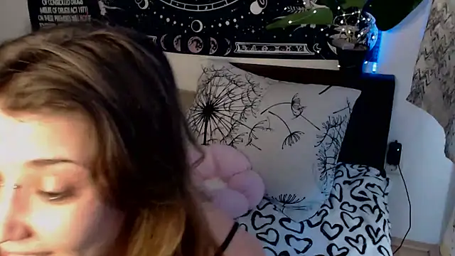 Snapshot of AlienforTwenty chatting on March 1, 11:12 am AlienforTwenty online show from March 1, 11:12 am