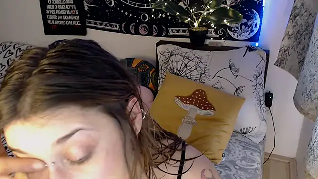 Snapshot of AlienforTwenty chatting on March 4, 9:26 am AlienforTwenty online show from March 4, 9:26 am