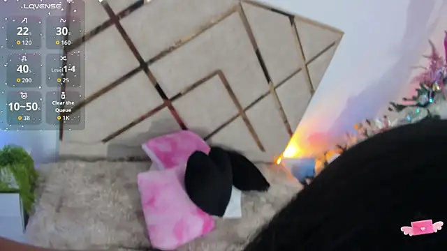 queenie staar online show from December 19, 8:05 pm