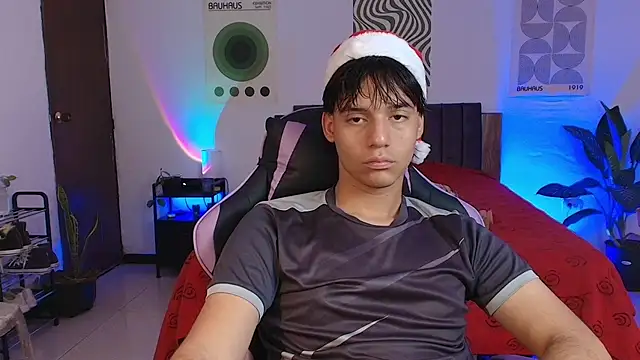 Snapshot of CrisotpherMoretti chatting on December 16, 5:18 pm CrisotpherMoretti online show from December 16, 5:18 pm