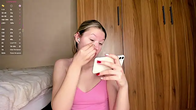 SkyeDavis online show from March 12, 1:17 pm