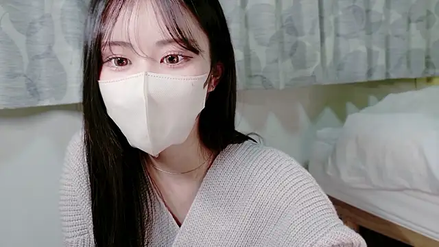 Snapshot of mia-chan_ chatting on December 17, 8:09 am mia-chan online show from December 17, 8:09 am