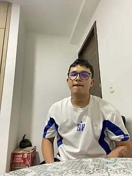 Snapshot of Andyhotsohw chatting on December 16, 6:51 am Andyhotsohw online show from December 16, 6:51 am