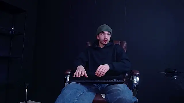 Snapshot of KaydenDrew chatting on December 16, 9:36 am KaydenDrew online show from December 16, 9:36 am